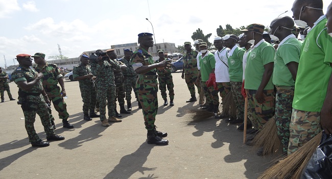 Les Armées de Côte d’Ivoire balaient les rues d’Abidjan